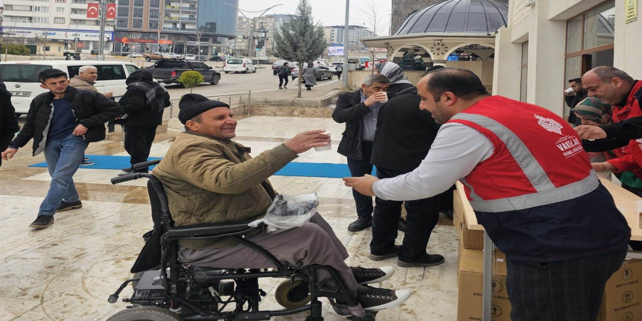 Bitlis Vakıflar Bölge Müdürlüğünden vatandaşlara ikram