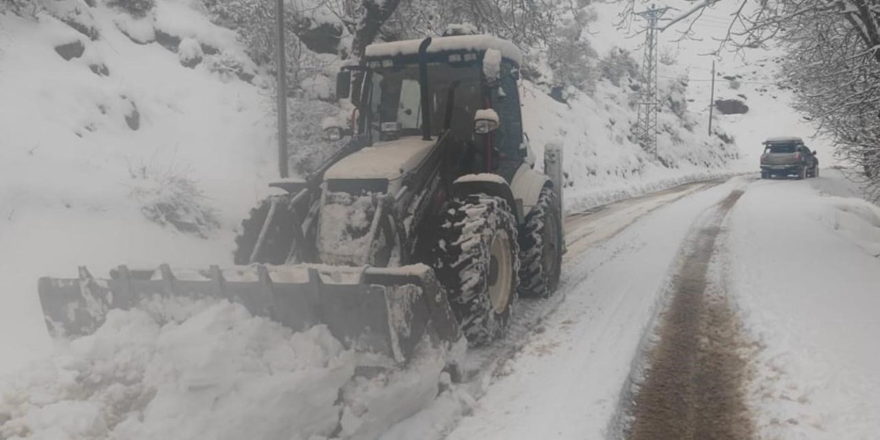 Şırnak’ta kar yağışı nedeniyle kapanan yollar açılıyor