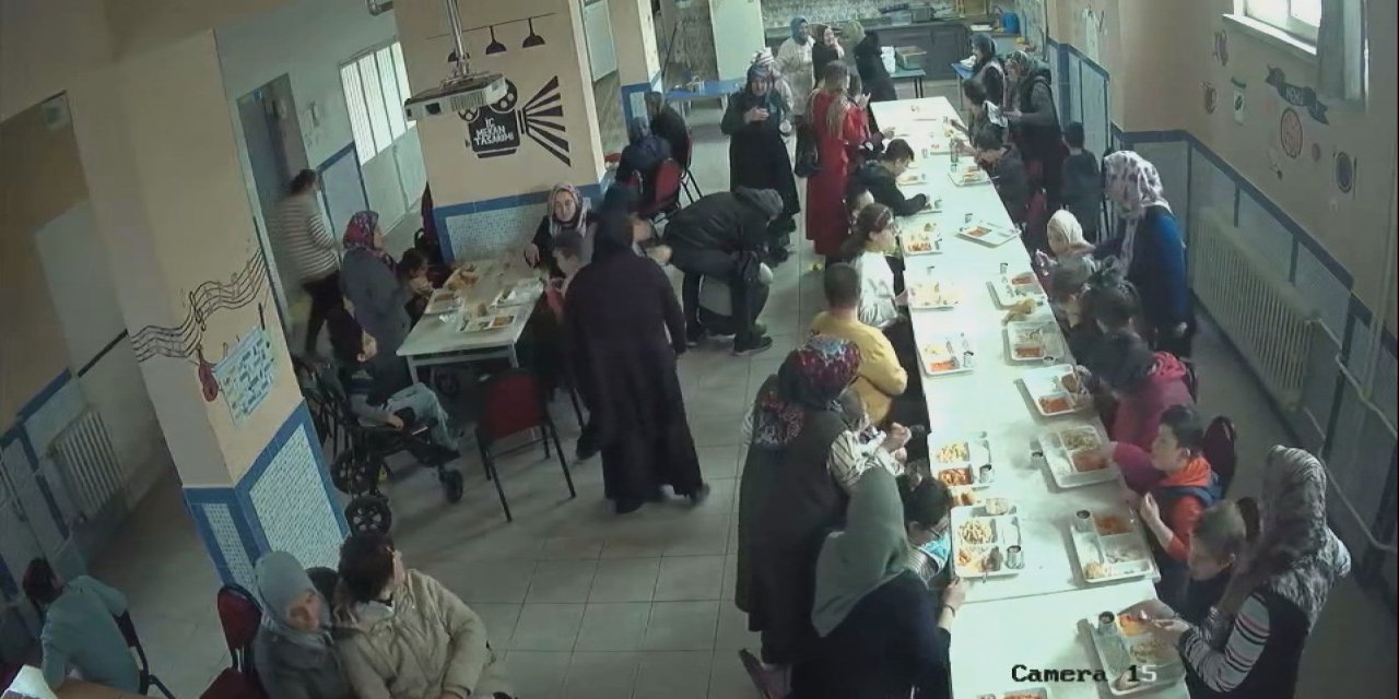 Video - Öğrencisinin hayatını Heimlich manevrası ile kurtardı