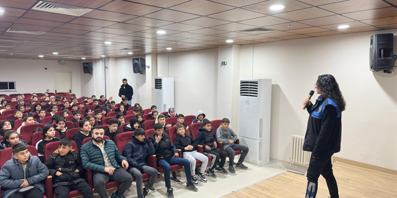 Cizre Polisi “Kariyer Günleri” kapsamında öğrencilerle biraraya geldi