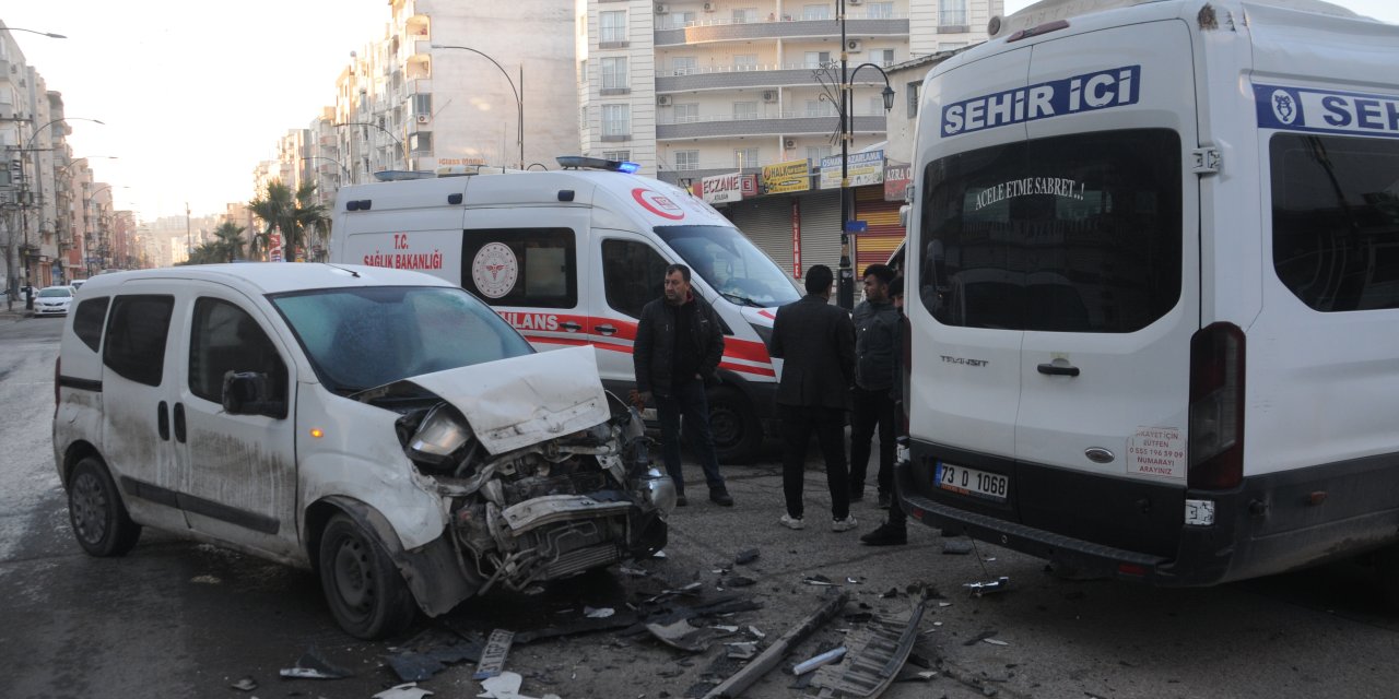 Cizre'de Kamyonet Şehiriçi Minibüs ile çarpıştı: 1 yaralı