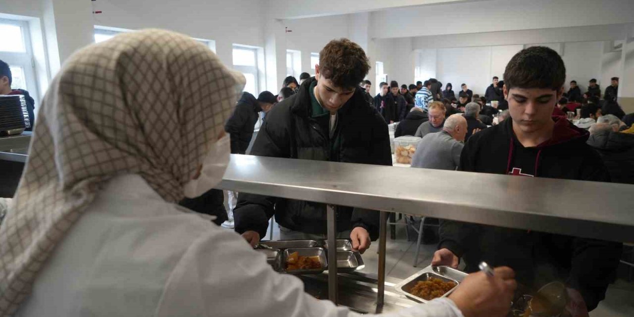 Samsun’daki liseden her gün 300 öğrencisine ücretsiz yemek dağıtımı