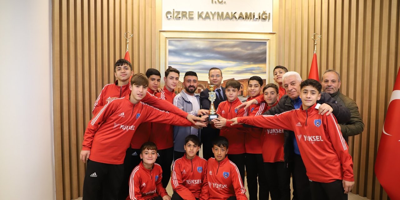 Cizre’de Şampiyon sporcular, şampiyonluk kupası ile Kaymakama gittiler