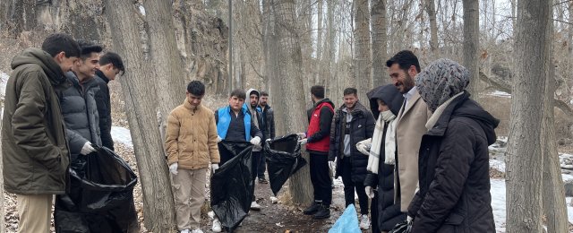 Muradiye Şelalesi'nde çöp toplayıp satranç oyandılar