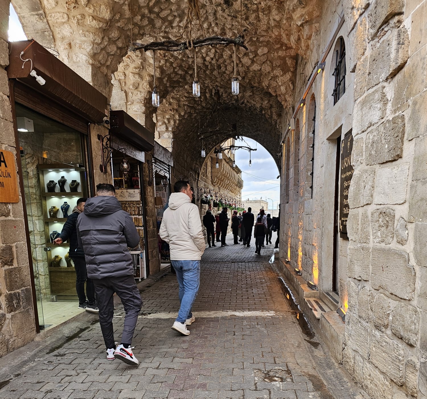 Midyat Kışa Rağmen Turist Akınına Uğruyor: Şırnaklılar Hayran Kaldı!