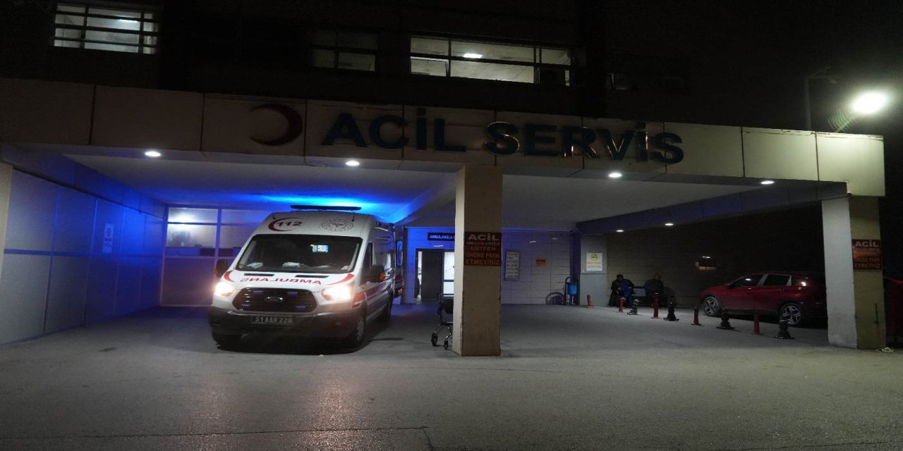 Niğde'de araç bariyerlere çarptı: 1 ölü, 2 yaralı
