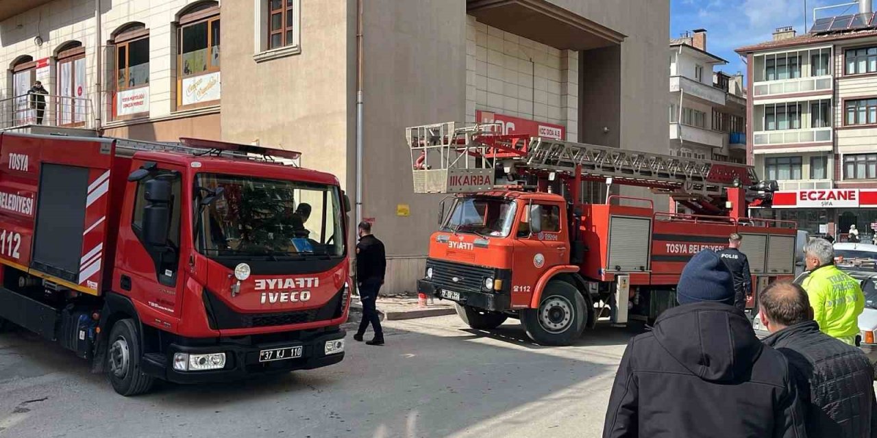 Tosya ilçesindeki markette çıkan yangın paniğe sebep oldu