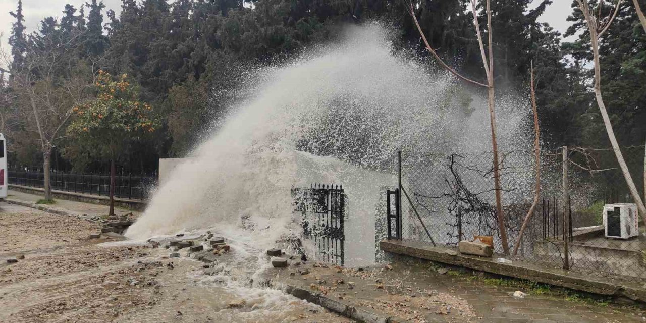 Kuşadası’nda isale hattı patladı, mezarları su bastı