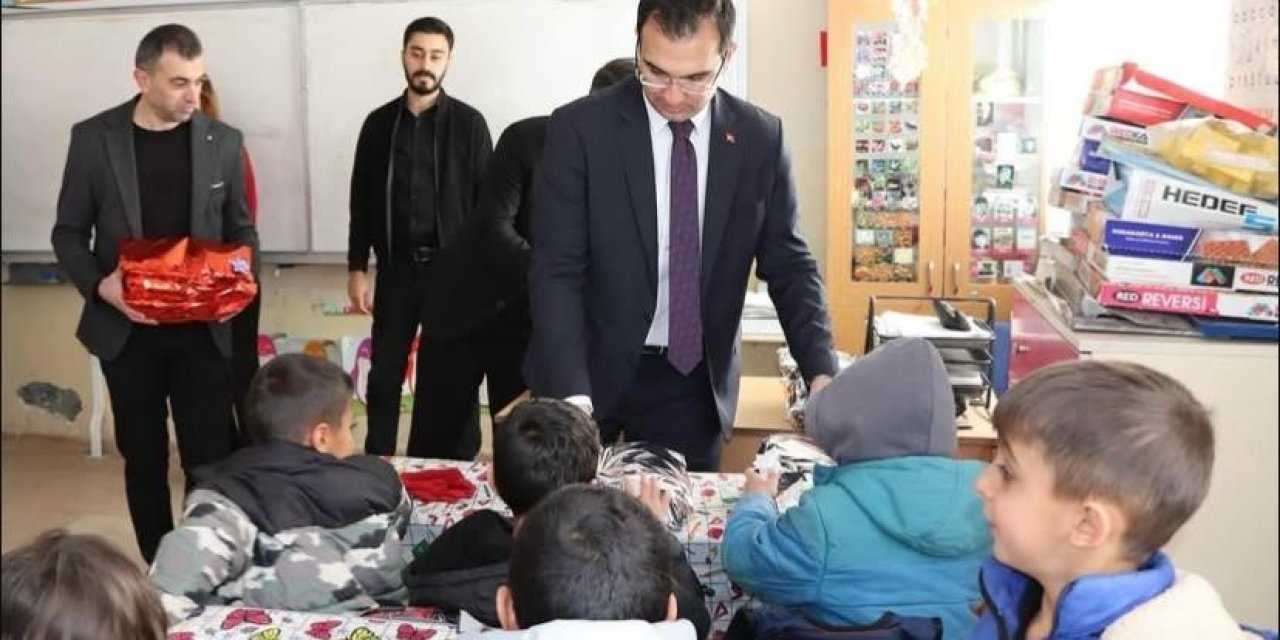 Beytüşşebap'ta çocuklara atkı ve bere dağıtıldı