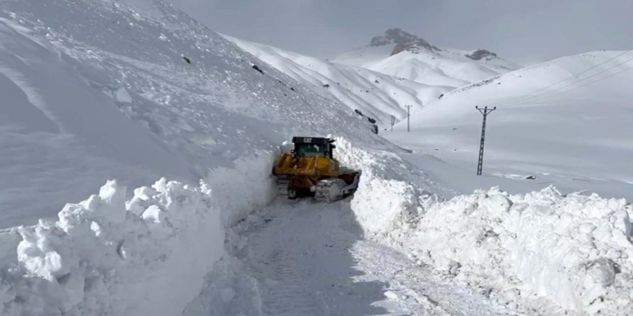 Beytüşşebap'ta Kar Kaplanlarının 3 metrelik karda yol açma çalışmaları