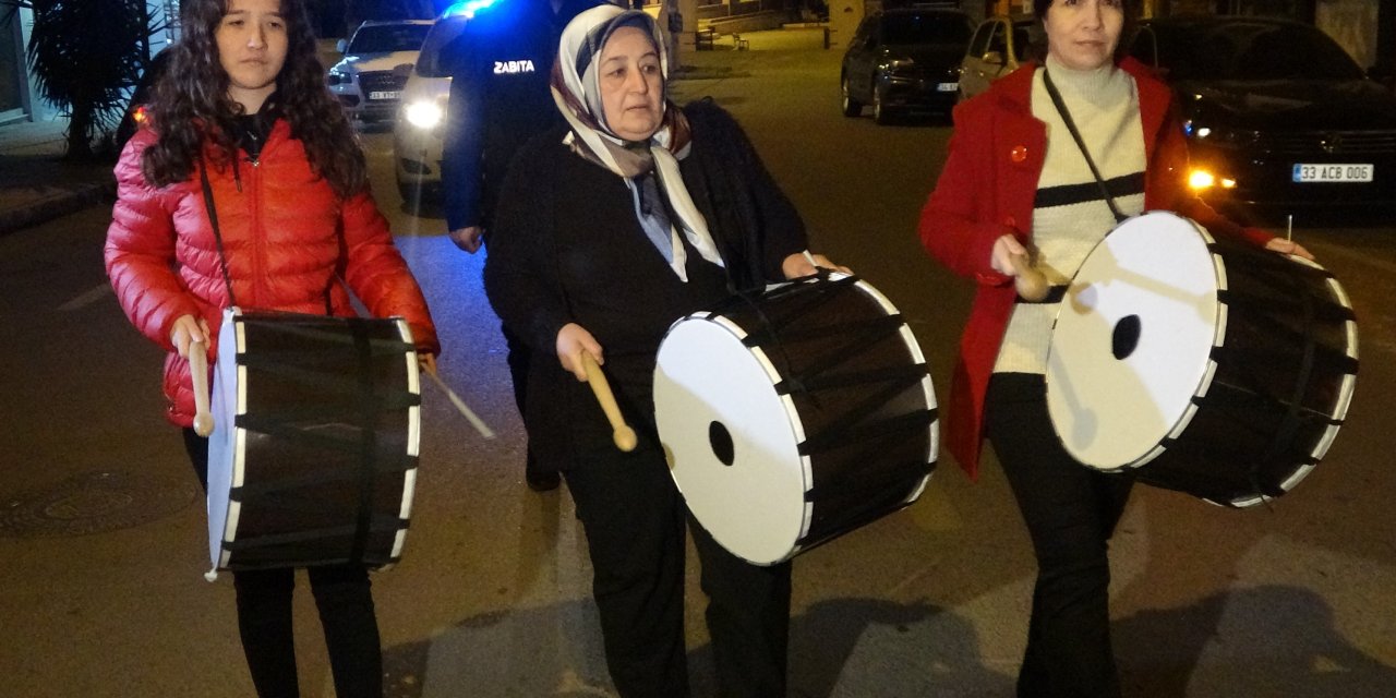 Mersin'de kadın davulcular vatandaşları manilerle sahura uyandırdı