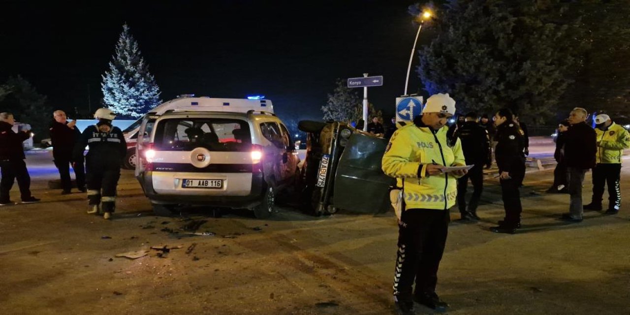 Karaman'da hafif ticari araçla çarpışan otomobil yan yattı: 4 yaralı
