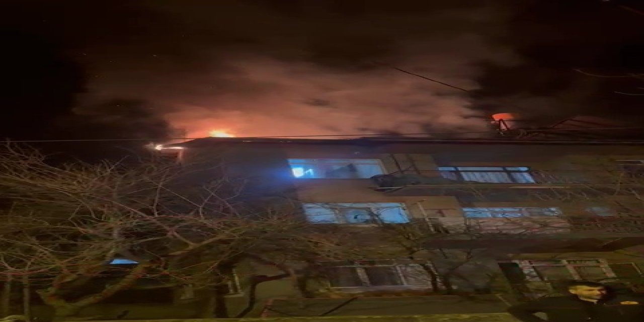 Karabük'te 3 katlı evin çatısında çıkan yangın korkuttu