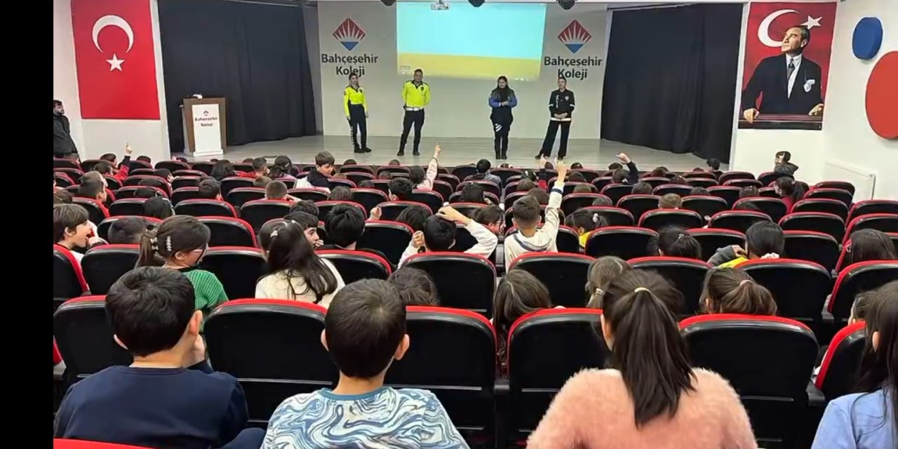 Silopi'de Öğrencilere Trafik Güvenliği Eğitimi