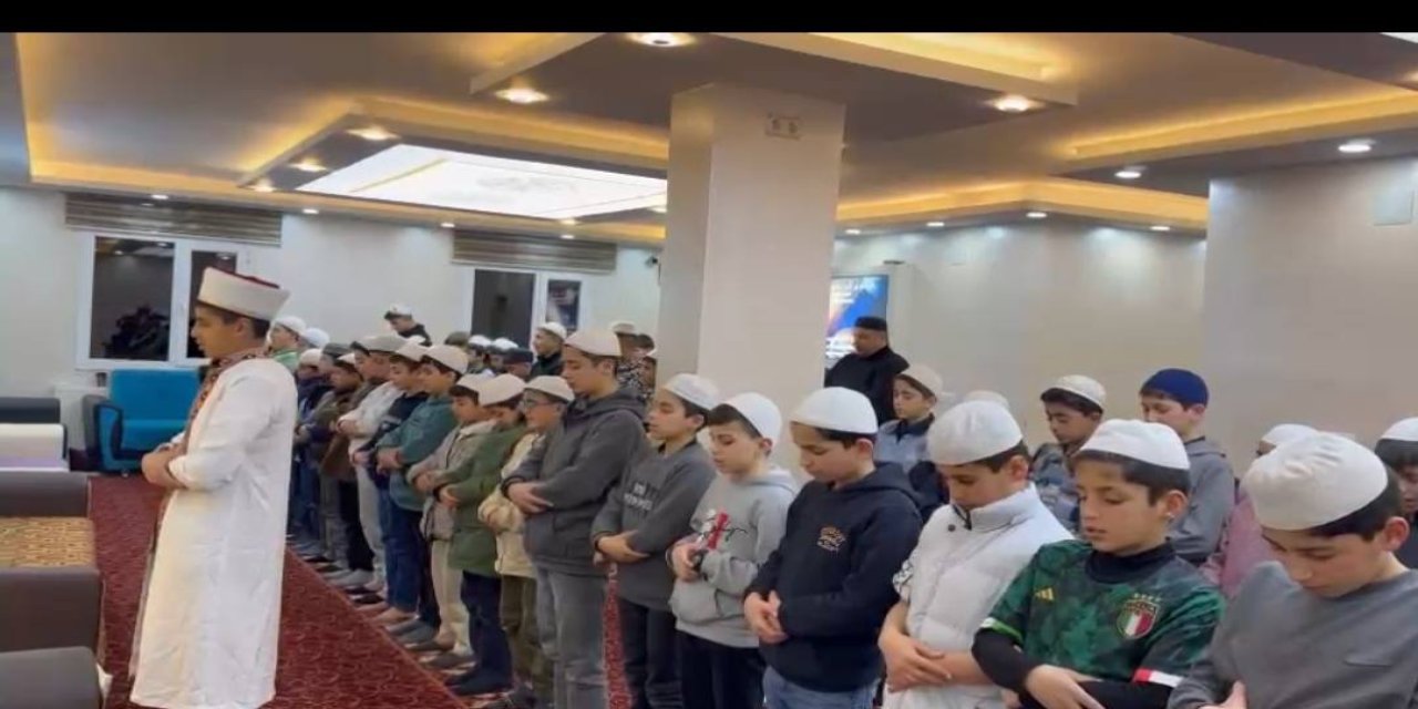 Cizre'de Hatimle Teravih Namazı devam ediyor