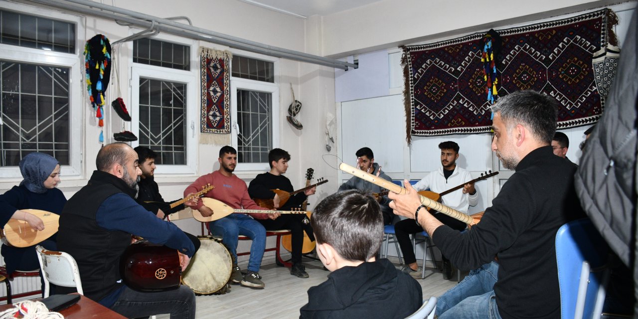 Beytüşşebap'ta 30 kursiyer iftar sonrası saz eğitimi alıyor