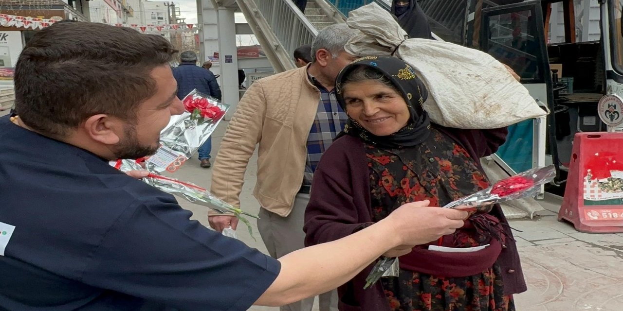 Silopi Esnafından Kadınlara 8 Mart’ta Çiçekli Jest
