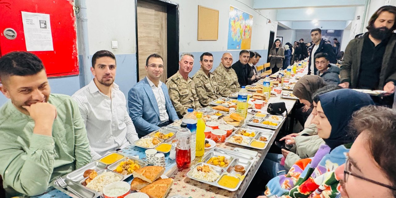 Beytüşşebap Kaymakamı öğretmen ve öğrencilerle iftarda buluştu