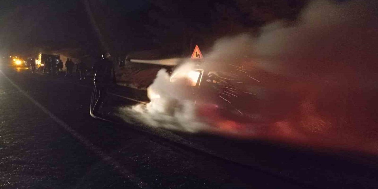 Şanlıurfa’da seyir halindeki otomobil alev topuna döndü