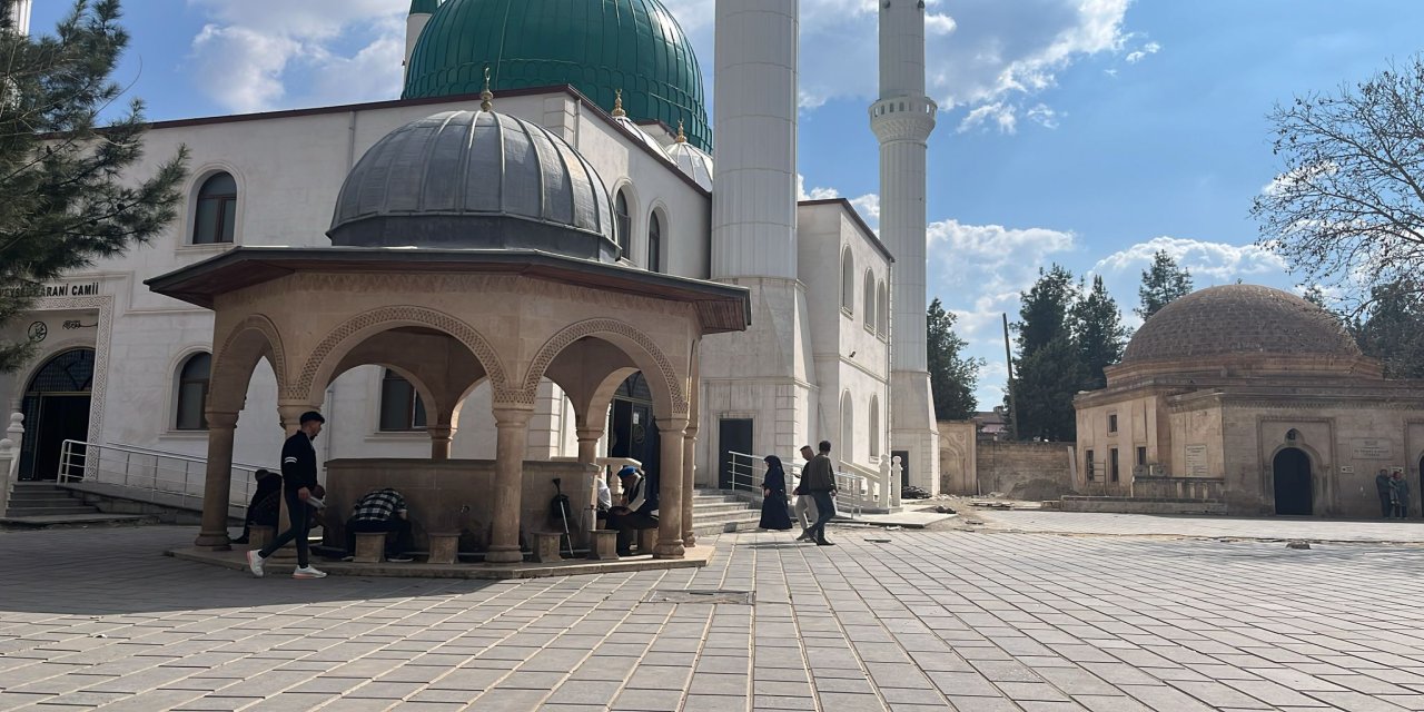Veysel Karani Türbesi Ziyaretçi Akınına Uğruyor