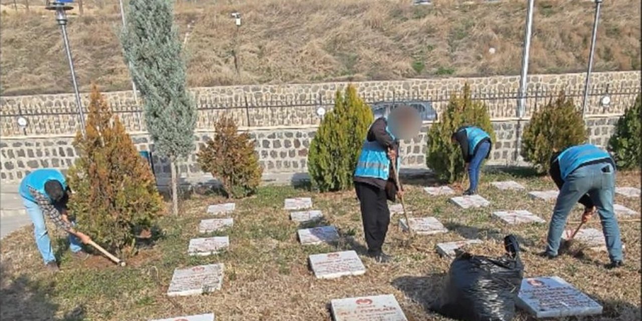 Cizre’de Denetimli serbestlik yükümlüleri önce Çanakkale Şehitlerini andı sonra şehitliği temizledi