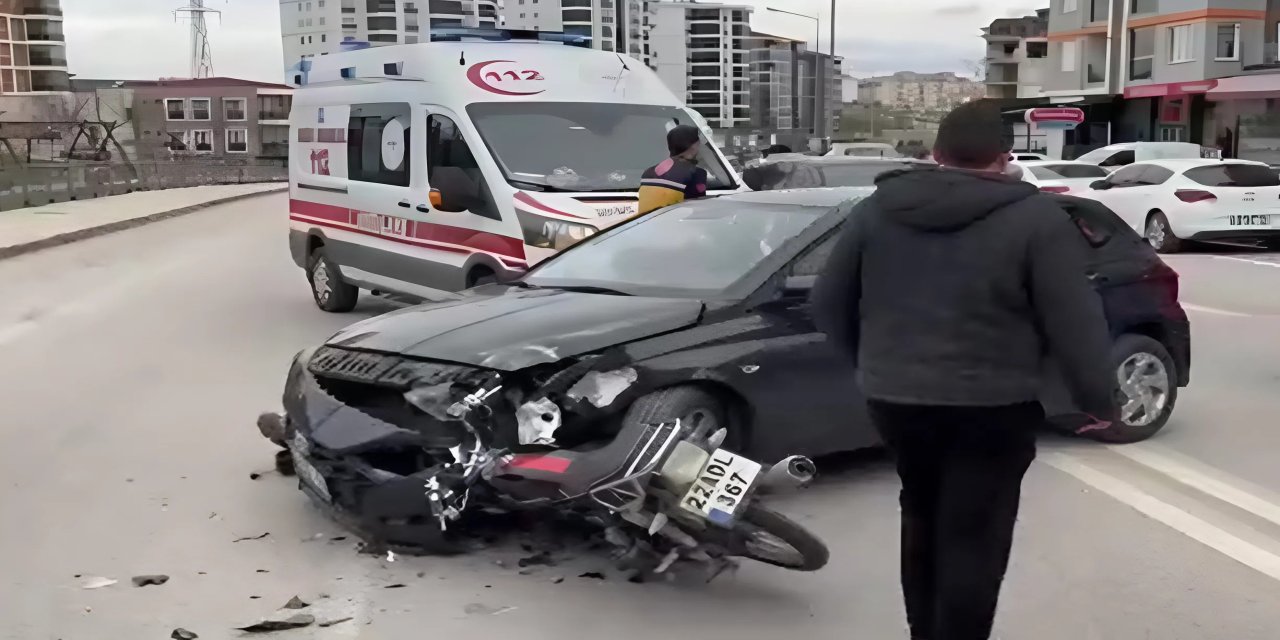 Motosiklet otomobile ok gibi saplandı: 1 yaralı