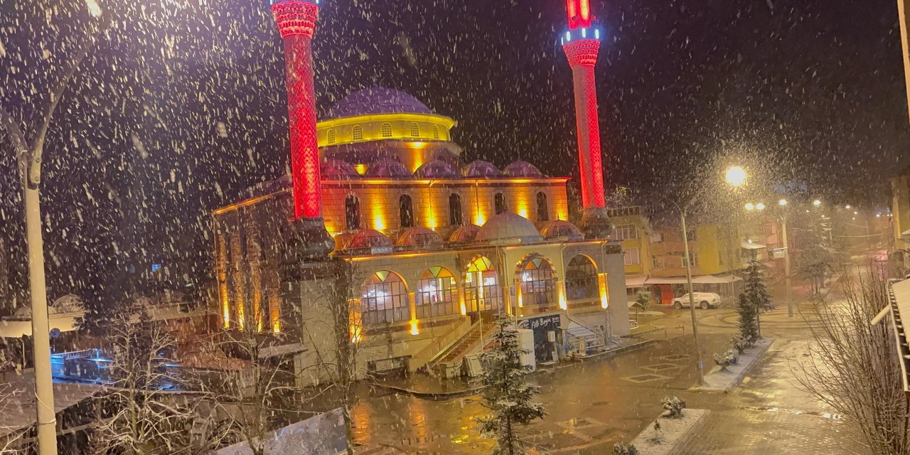 Kış  Kastamonu'ya geri döndü, lapa lapa kar yağdı