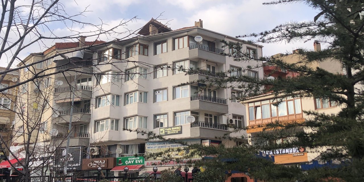 Şiddetli rüzgar terastaki sediri uçurdu