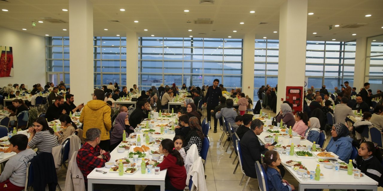 Şırnak Üniversitesinde akademik ve idari personeller iftarda buluştu