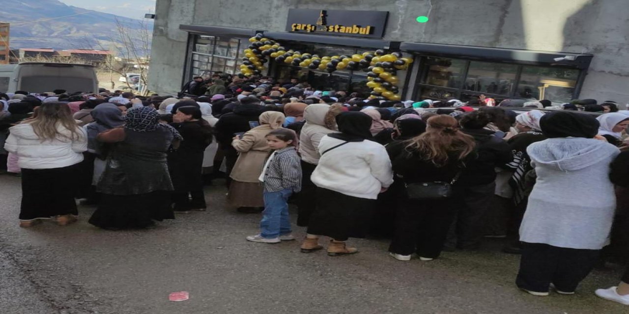 VİDEOLU- Şırnak’ta Açılışa Özel İndirim Yapan Mağazada İzdiham Yaşandı
