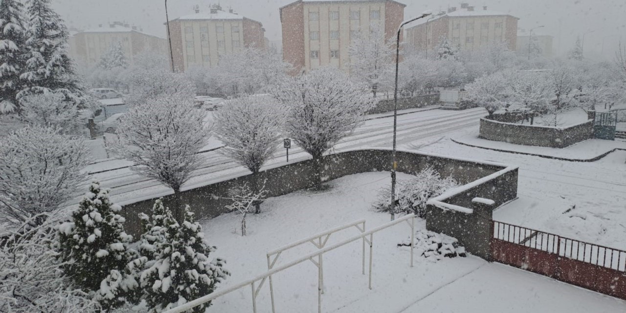 Bingöl güne karla uyandı