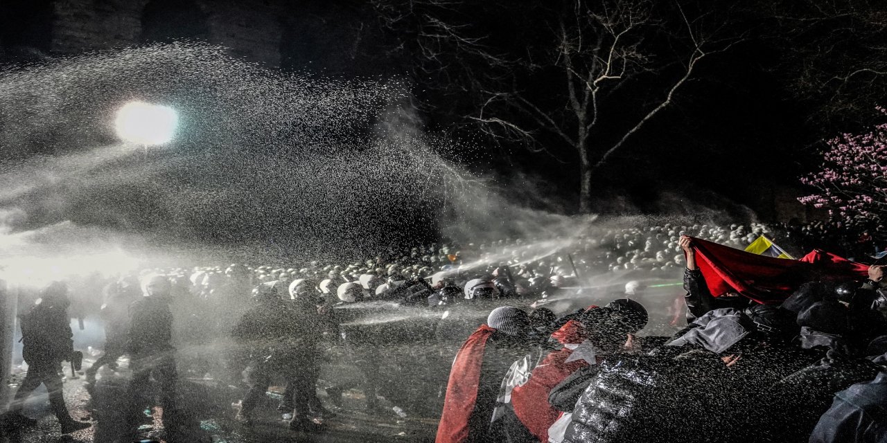 Saraçhane’den Taksim'e yürümek isteyen grup polise su şişesi fırlattı