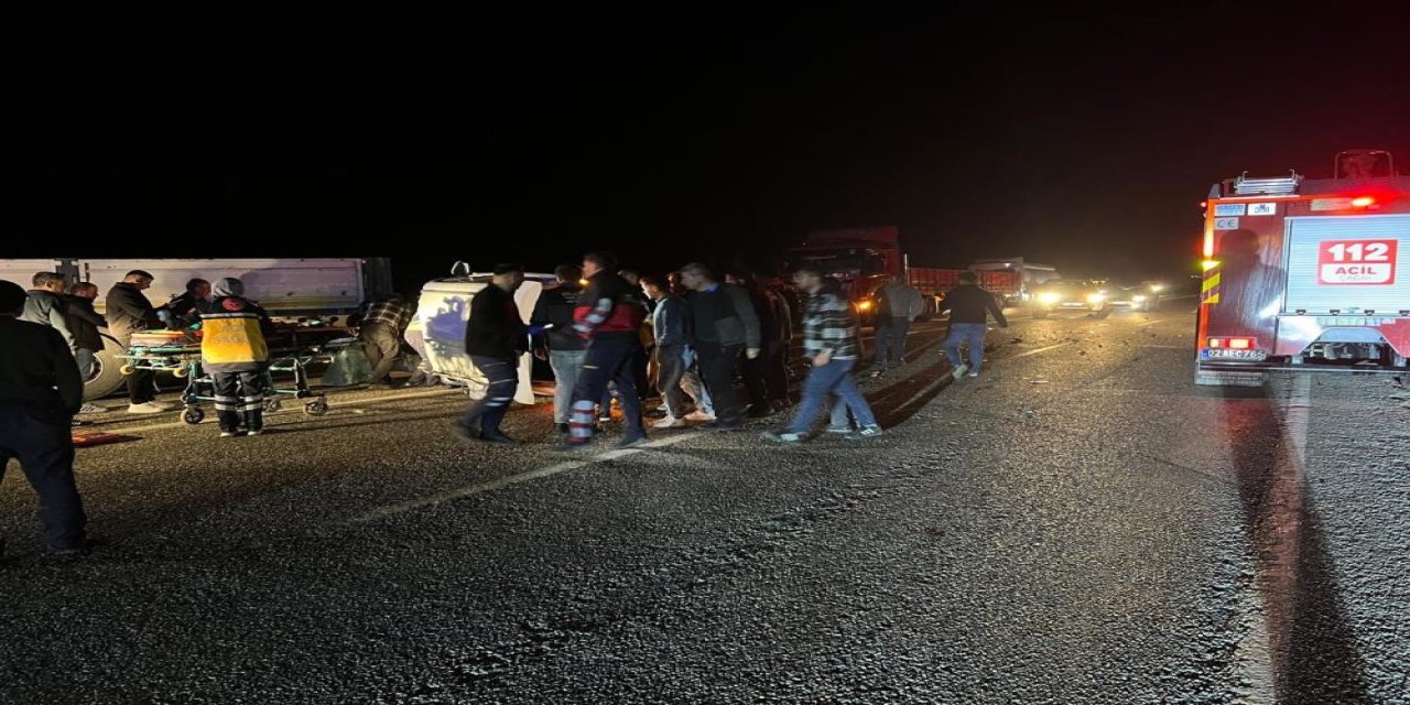 Adıyaman'da otomobil U dönüşü yapan tıra çarptı: 1 ölü, 1 yaralı