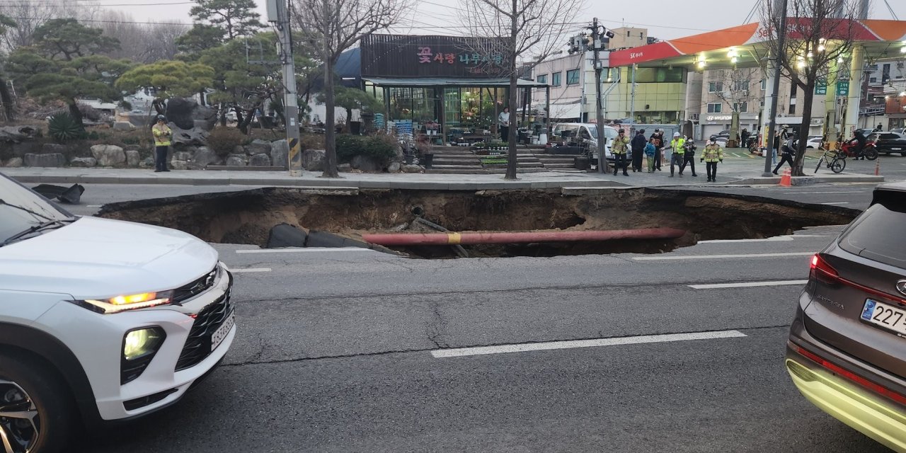 Otoyolda oluşan dev çukur seyir halindeki motosikleti yuttu: 1 kayıp, 1 yaralı