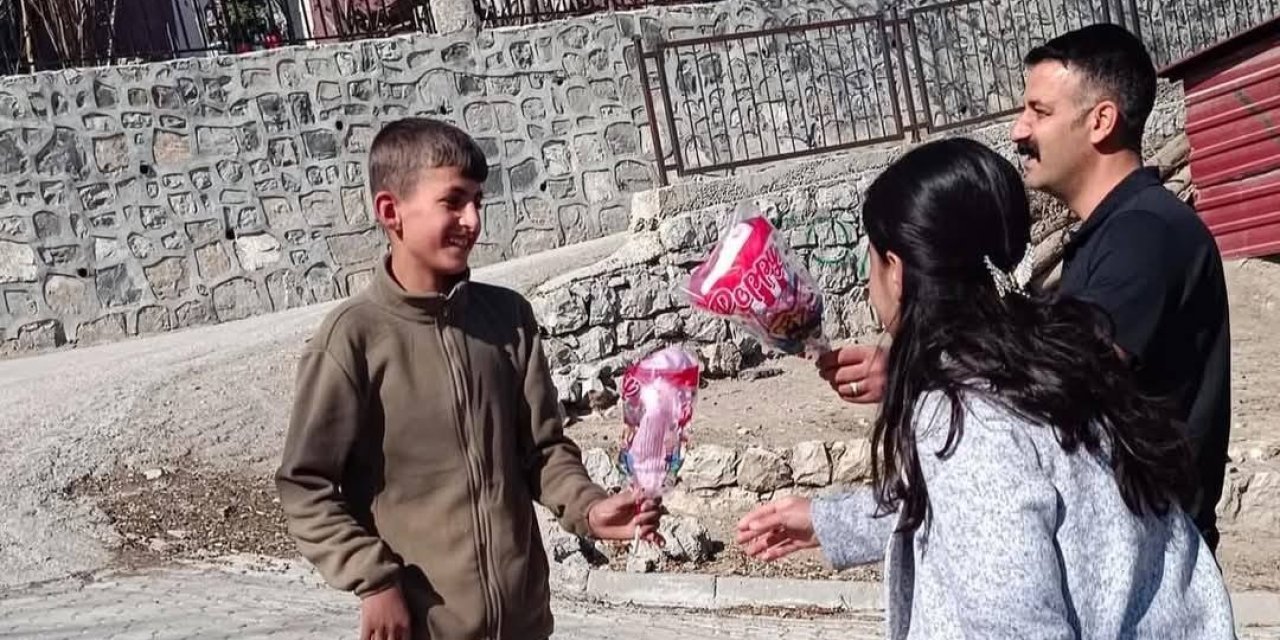 Nevruz’da Polislerin Dağıttığı Pamuk Şeker, Balveren’de Çocuklarla Buluştu