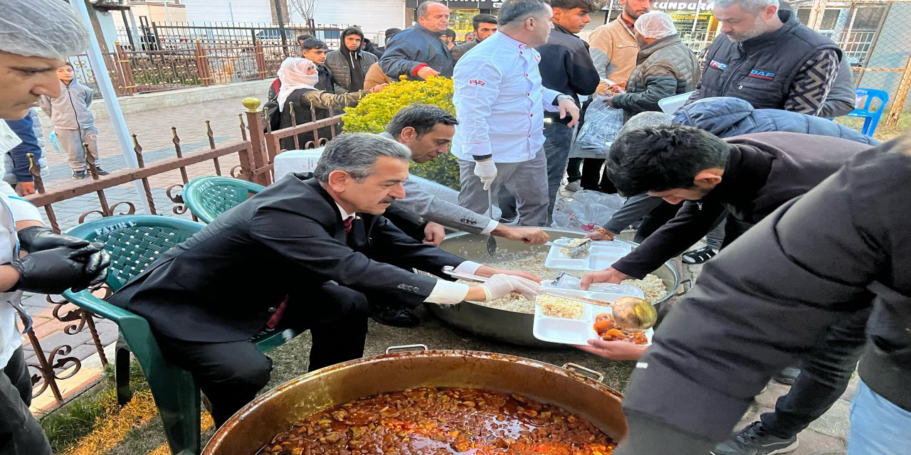 Şırnak Valisi Birol Ekici, Silopi’de İftar Çadırında Yemek İkramında Bulundu