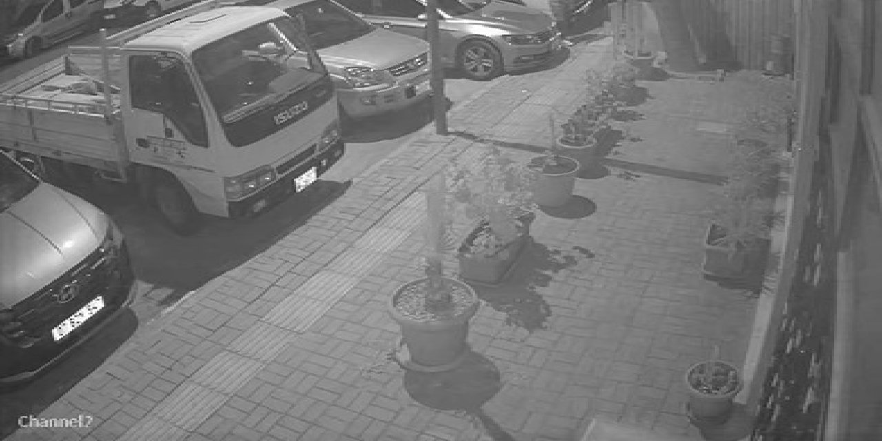 Otomobile asit döktü, hiç olmamış gibi yoluna devam etti