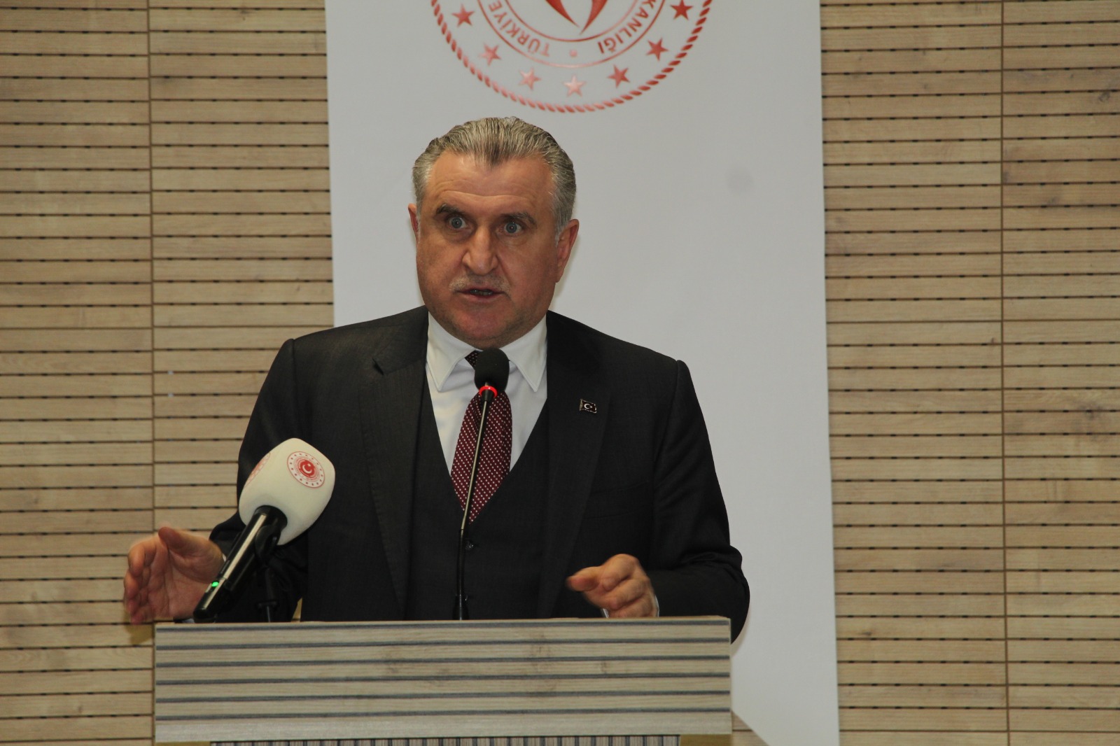 Bakan Bak’tan A Milli Takımı’na tebrik mesajı