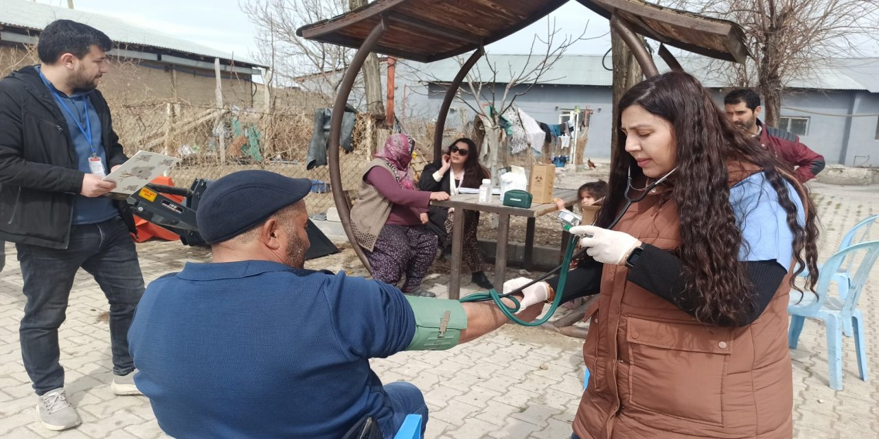 Köy köy gezerek sağlık hizmeti veriyorlar