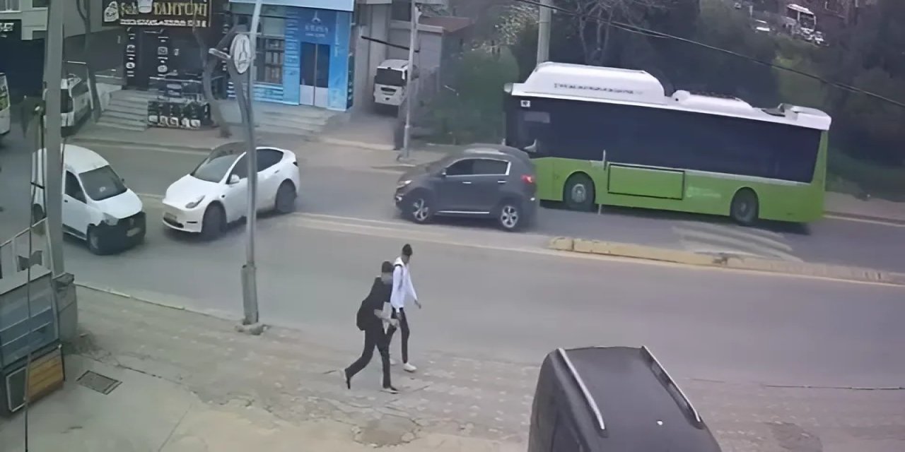 U dönüşü yapan Tesla sürücüsü faciaya sebep oluyordu