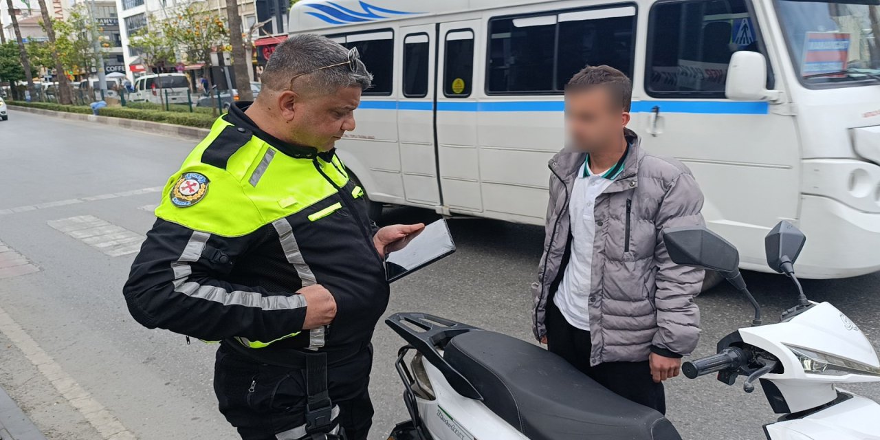 Denetime takılınca ‘ehliyetimi evde unuttum’ dedi, olmadığı ortaya çıkınca da ‘kardeşimin var’ dedi
