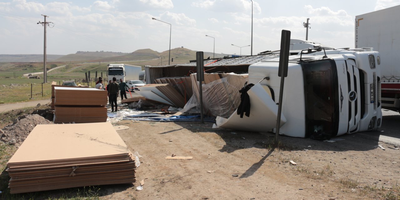 Cizre’de Hastane kavşağında Ahşap yüklü Tır devrildi