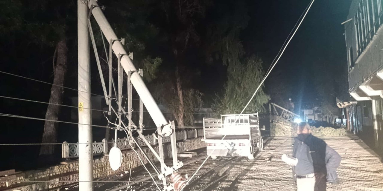 Şanlıurfa'da Fırtına ağaçları devirdi, elektrik direklerini kırdı