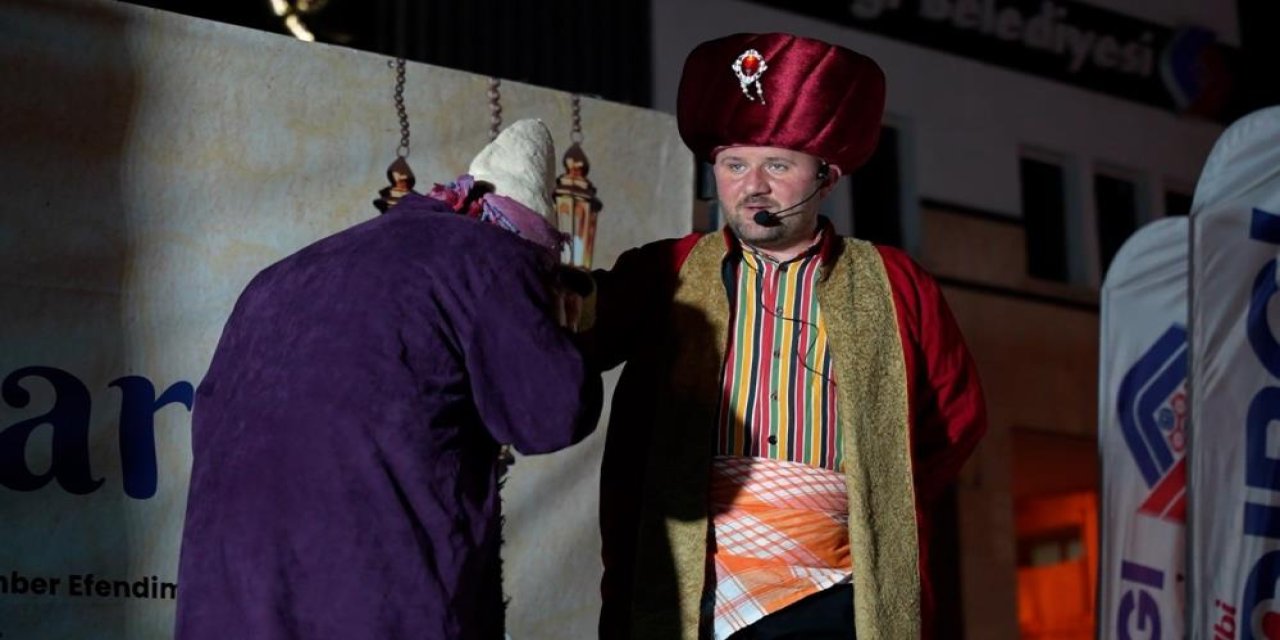 21 yıldır aşkla Karagöz Hacivat'ı yaşatıyor