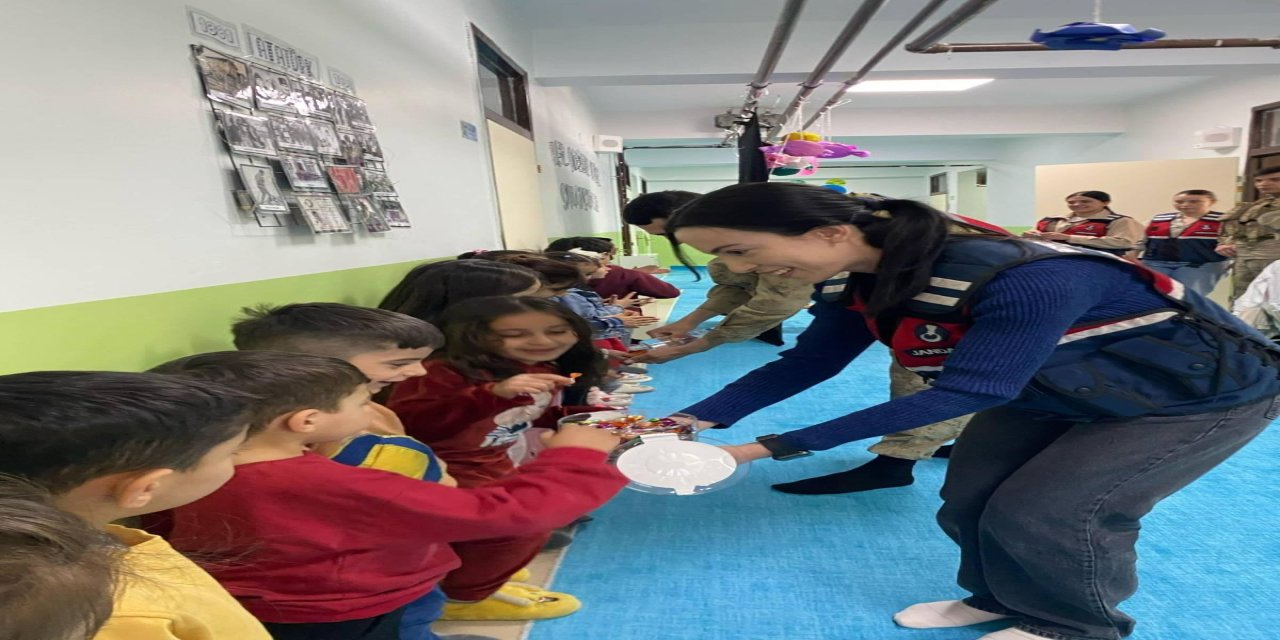 Şırnak Jandarmadan Miniklere Bayram Sürprizi!
