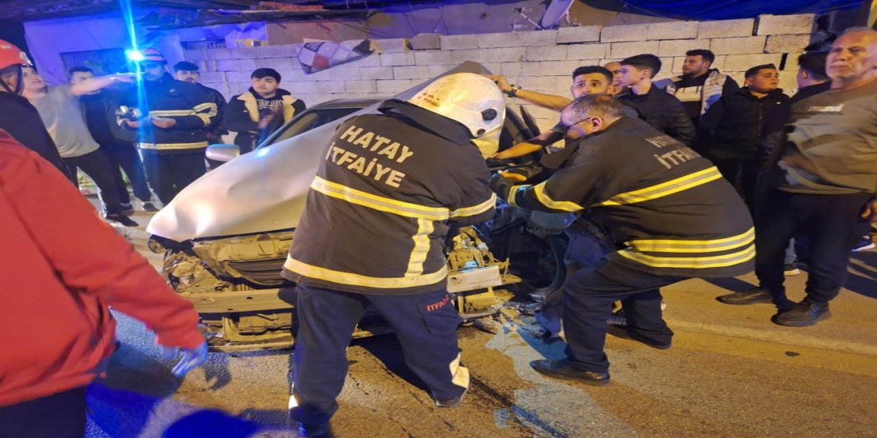 Otomobil aydınlatma direğine çarptı: 2 yaralı
