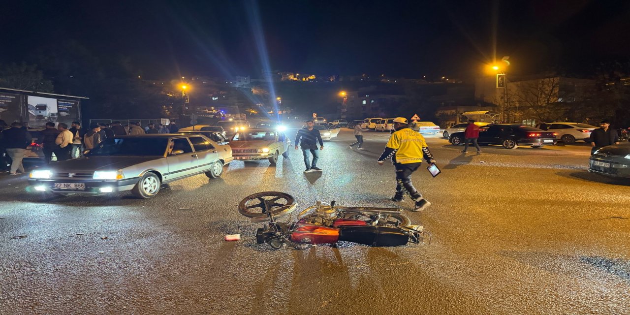 Otomobil ile çarpışan motosikletli ağır yaralandı