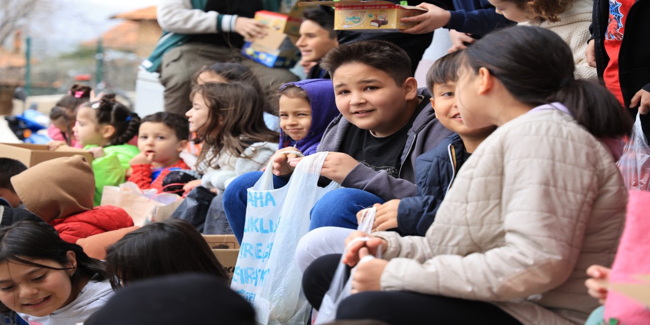 Çocuklar asırlık bayram geleneklerini yaşatıyor