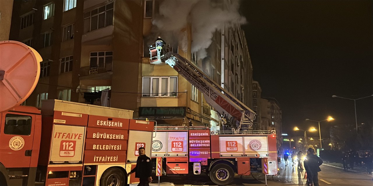 Ağzındaki sigarayla uyuyakalınca evi alev aldı, komşuları yangını üst kattan izledi