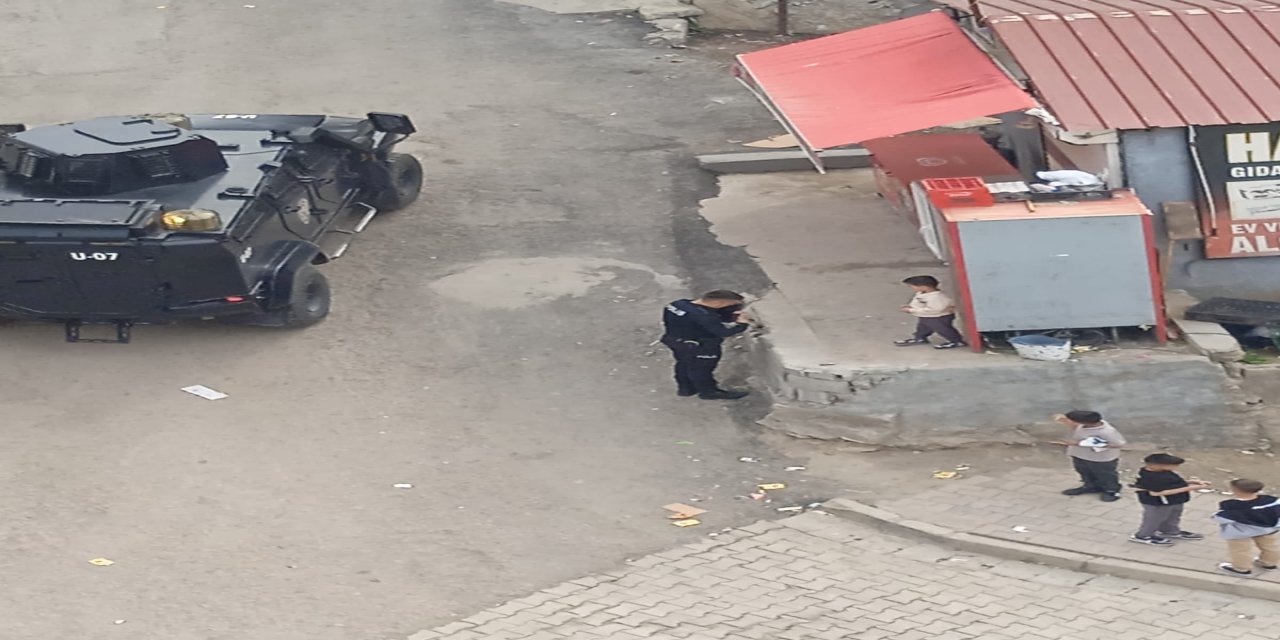 Şırnak’ta Polisler Ramazan Bayramı’nda Çocuklara Şeker Dağıttı